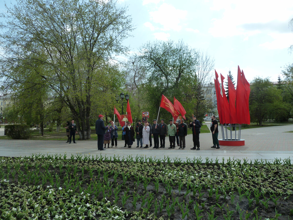 У памятника В.И. Ленину на Центральной площади