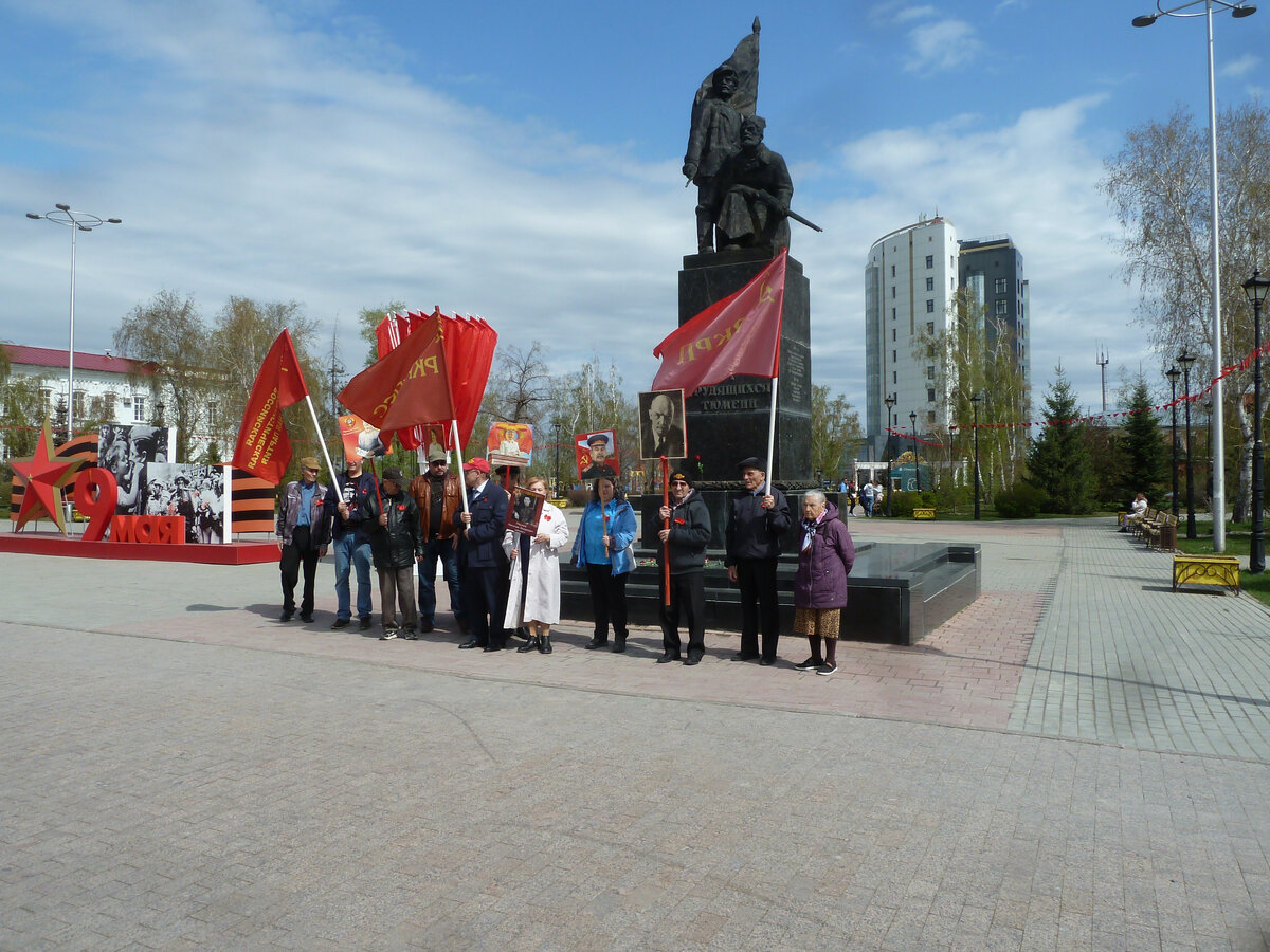 У памятника Борцам революции