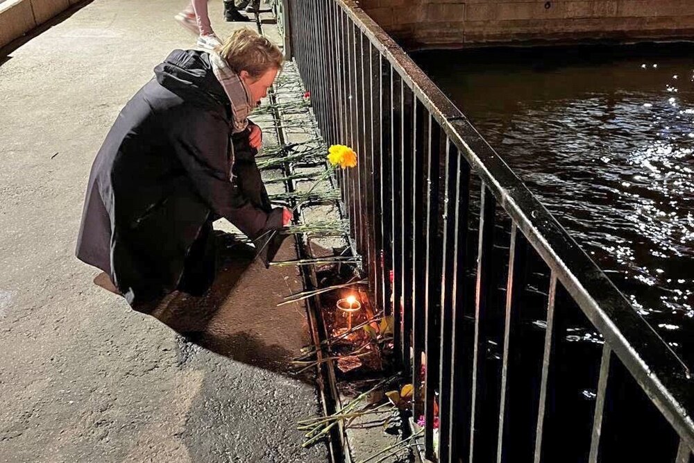  📷 📷 📷   Петербуржцы несут цветы к месту трагедии с упавшим в реку автобусом