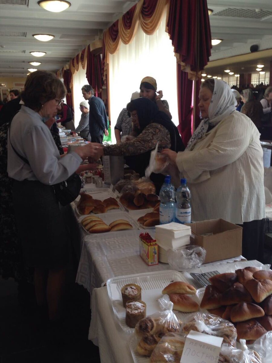 В фойе КДЦ "Сатурн"