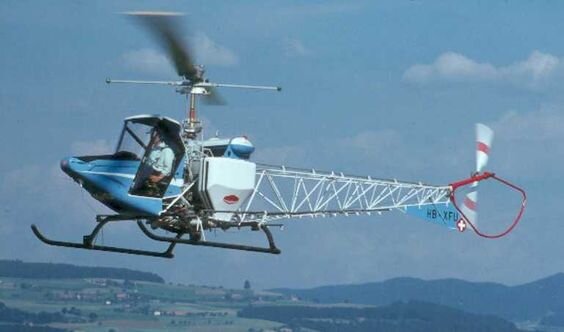Лёгкий сельскохозяйственный вертолёт Continental Copters EL TOMCAT в полёте.