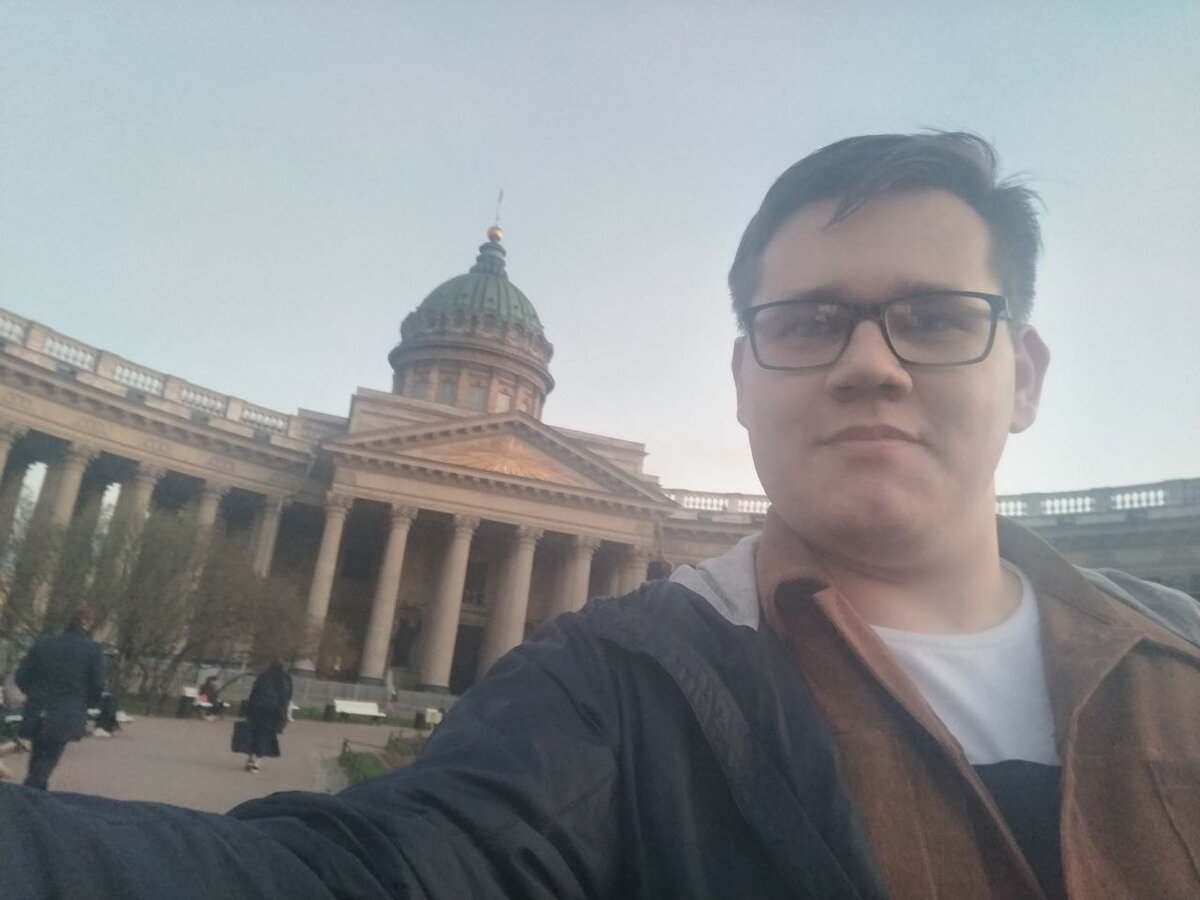 На фоне Казанского собора