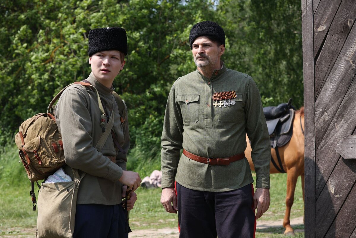 Кадр из сериала "Заговоренный". Главный герой с сыном