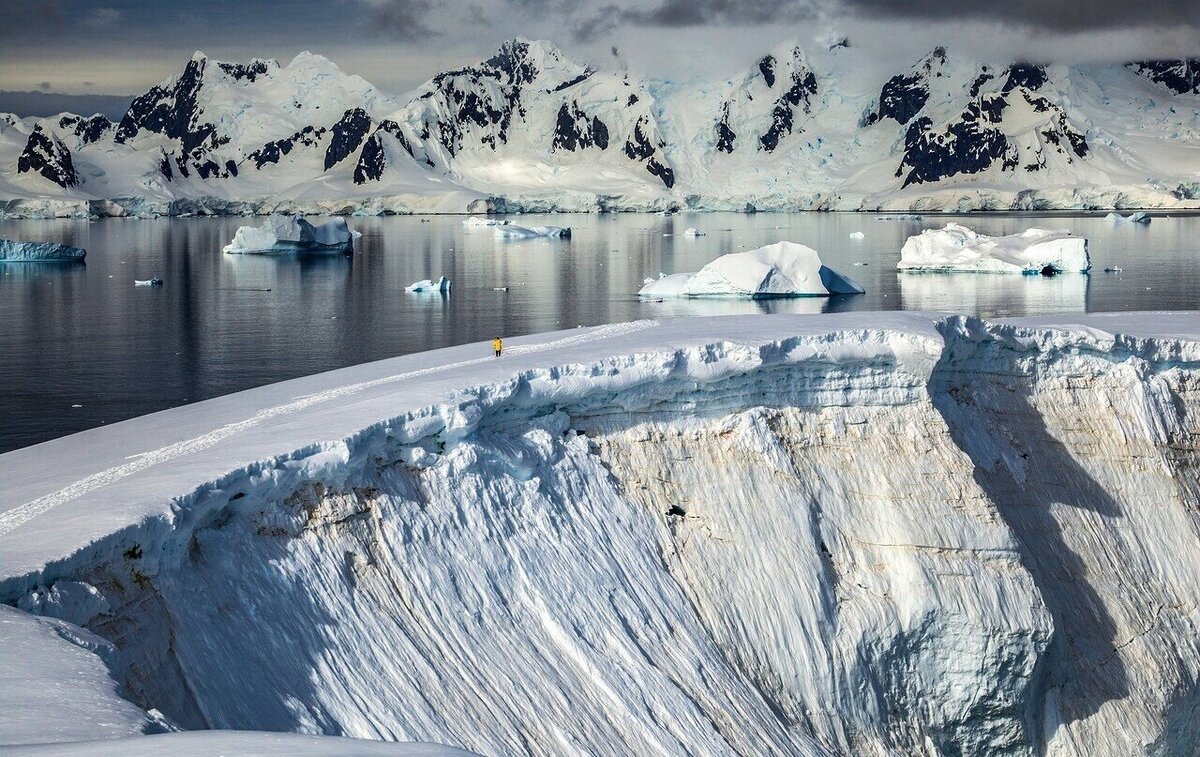 Каждый год по просторам Антарктиды начинает течь река с «драгоценным» названием Оникс. Самая длинная на материке, протяженностью 30 километров, она существует всего два месяца – февраль и март.