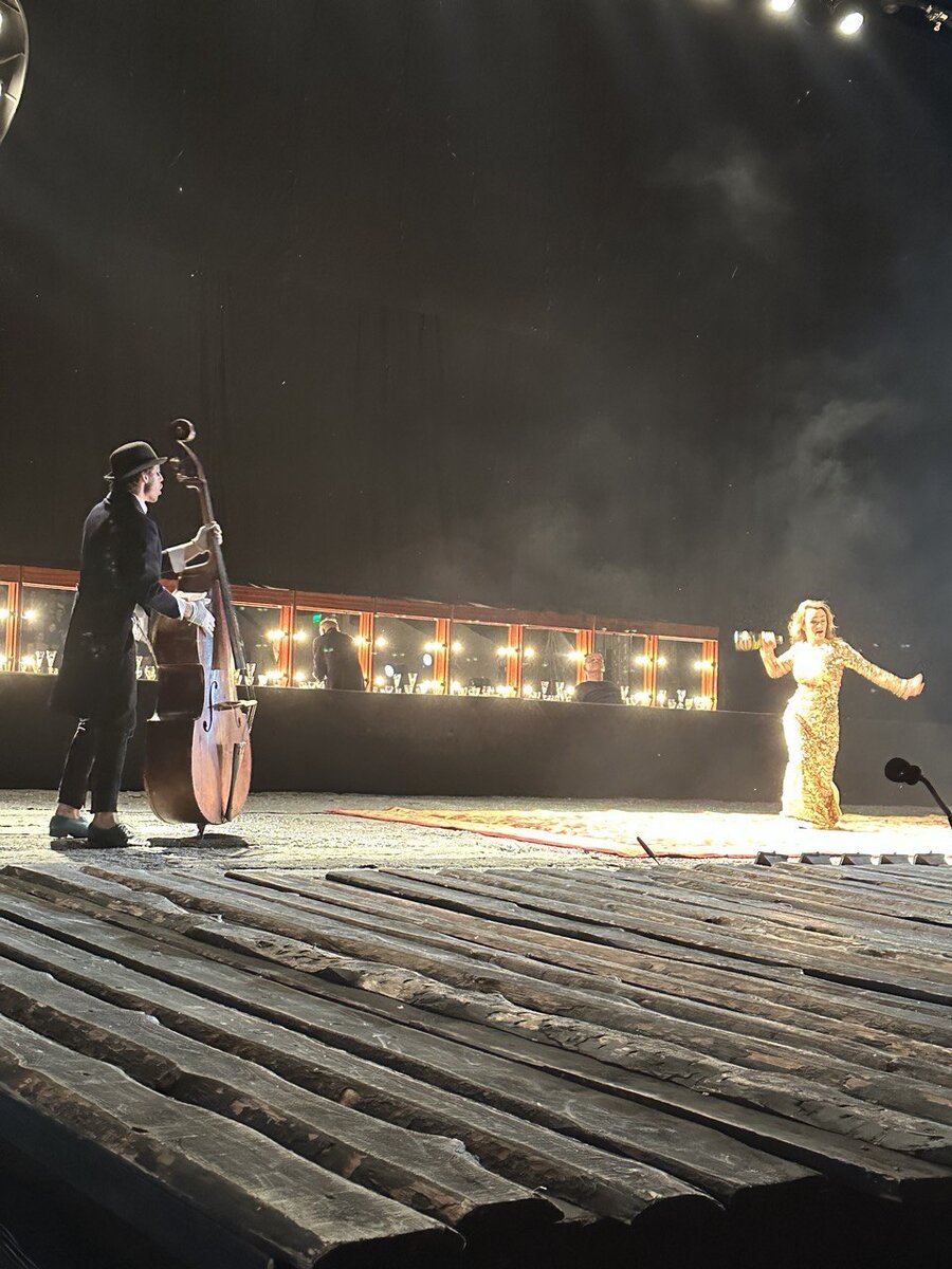 Сцена из спектакля "Р" в театре "Сатирикон". Фото автора.