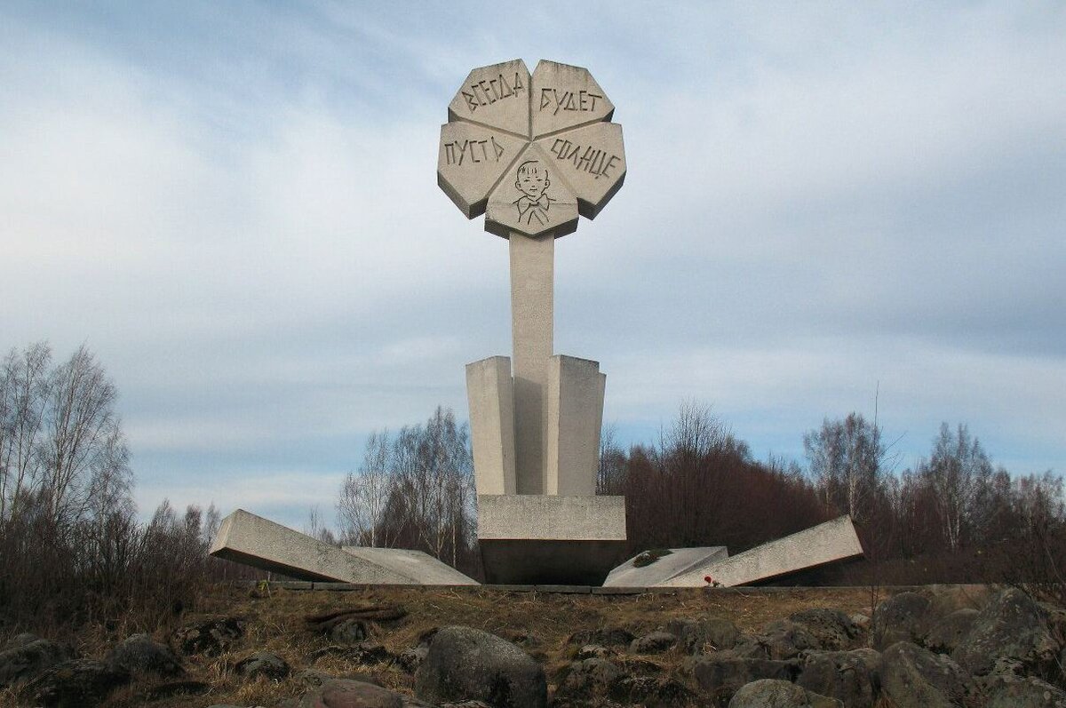 Если вы помните, 2-3 года назад я рассказывал вам о мемориалах, входящих в "Зелёный пояс Славы Ленинграда". Таких как... 1. "Катюша" 2. "Цветок жизни" 3.-2