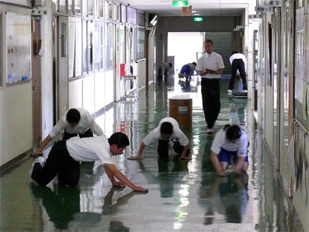 Ученики школ сами убирают помещение