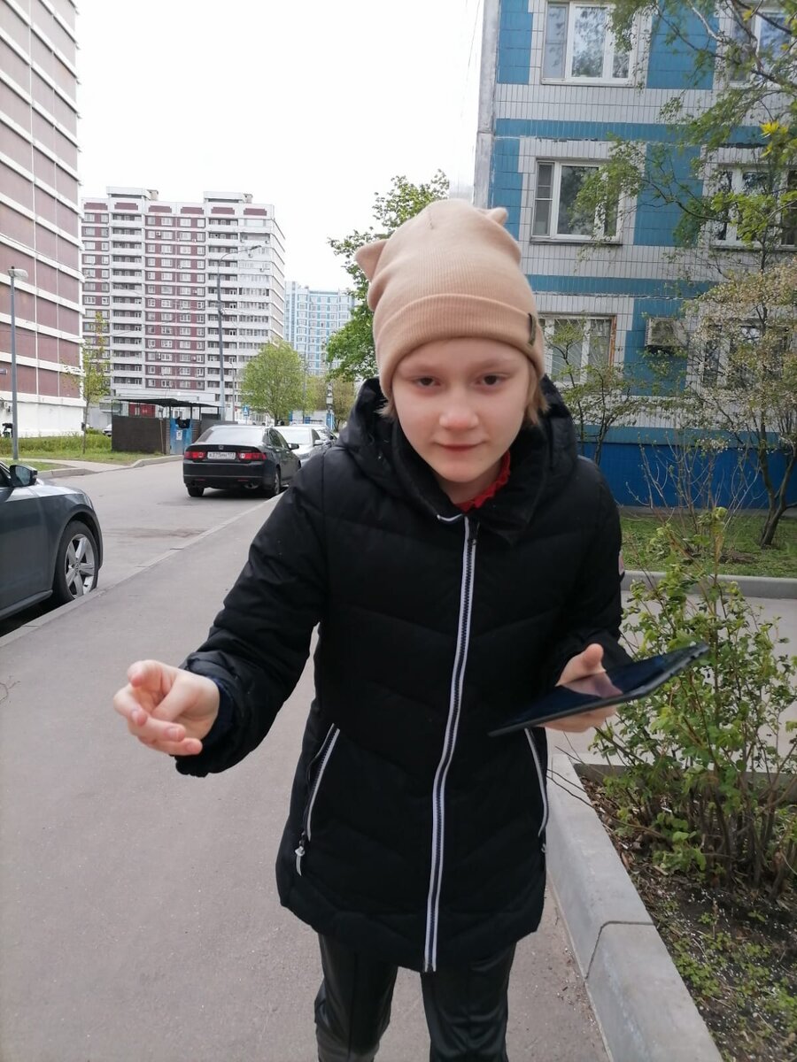 Света бежит в магазин. Планшет не отдала, хотя мультики на улице посмотреть никак нельзя. 