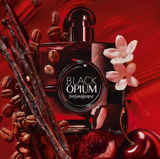 Шикарная новинка от YSL Black Opium Over Red. Если вы ищете натуралистичную вишню и гурманику - Вам сюда.
Парфюм сладенький, но не приторный и не слишком тяжёлый, с приятной кислинкой.
Первое распыление - Вас  встречает вишенка. Не химозная, не едкая, не конфетная - довольно натуральная, кисленькая, с лёгким намёком на пудровость. 
 Далее проявляется многогранная, но довольно гурманская ваниль с намёком на корицу, сладость ванили заглушает ноту вишни и главенствует парадом. Цветы и чай растворились в ванили и придают аромату некую терпкость и шероховатость,
 Периодически всплывают кофейные нотки, не ярко, весьма тихо, не эспрессо, а скорее кофейный напиток, ликер или что-то похожее с карамельным оттенком. 
Over Red довольно универсален. При умеренной дозировке - прекрасно звучит и уместен везде.
Верхние ноты: Вишня и Зеленый мандарин;
Средние ноты: Цветок апельсина, Жасмин и Черный чай;
Базовые ноты: Мадагаскарская ваниль, Кофе и Пачули из Индонезии.