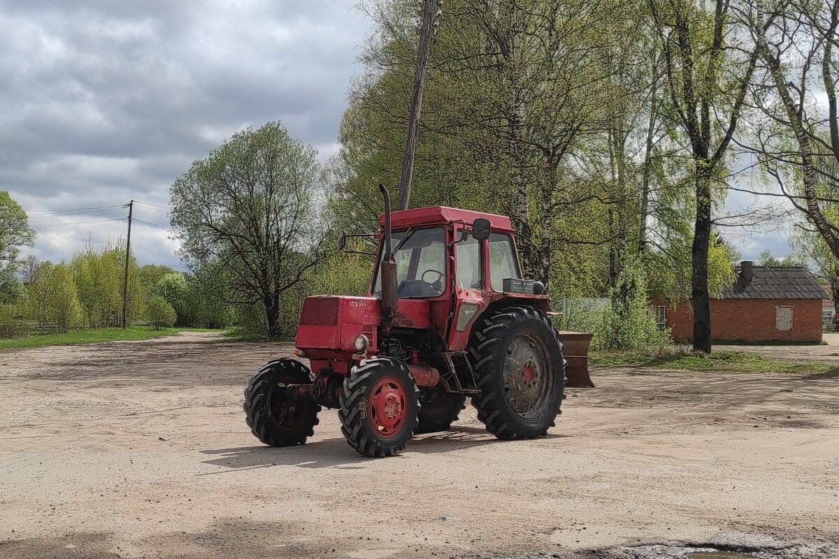 ЛТЗ-60 (или 55?). А вы вообще хоть раз видели такой трактор? Лично я - впервые в жизни.