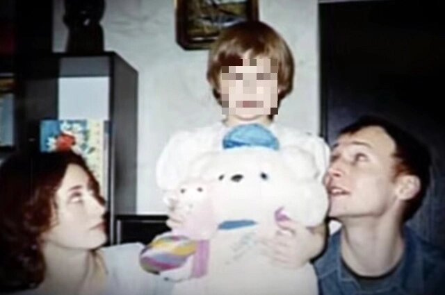    Анечка с родителями. Кадр из видео