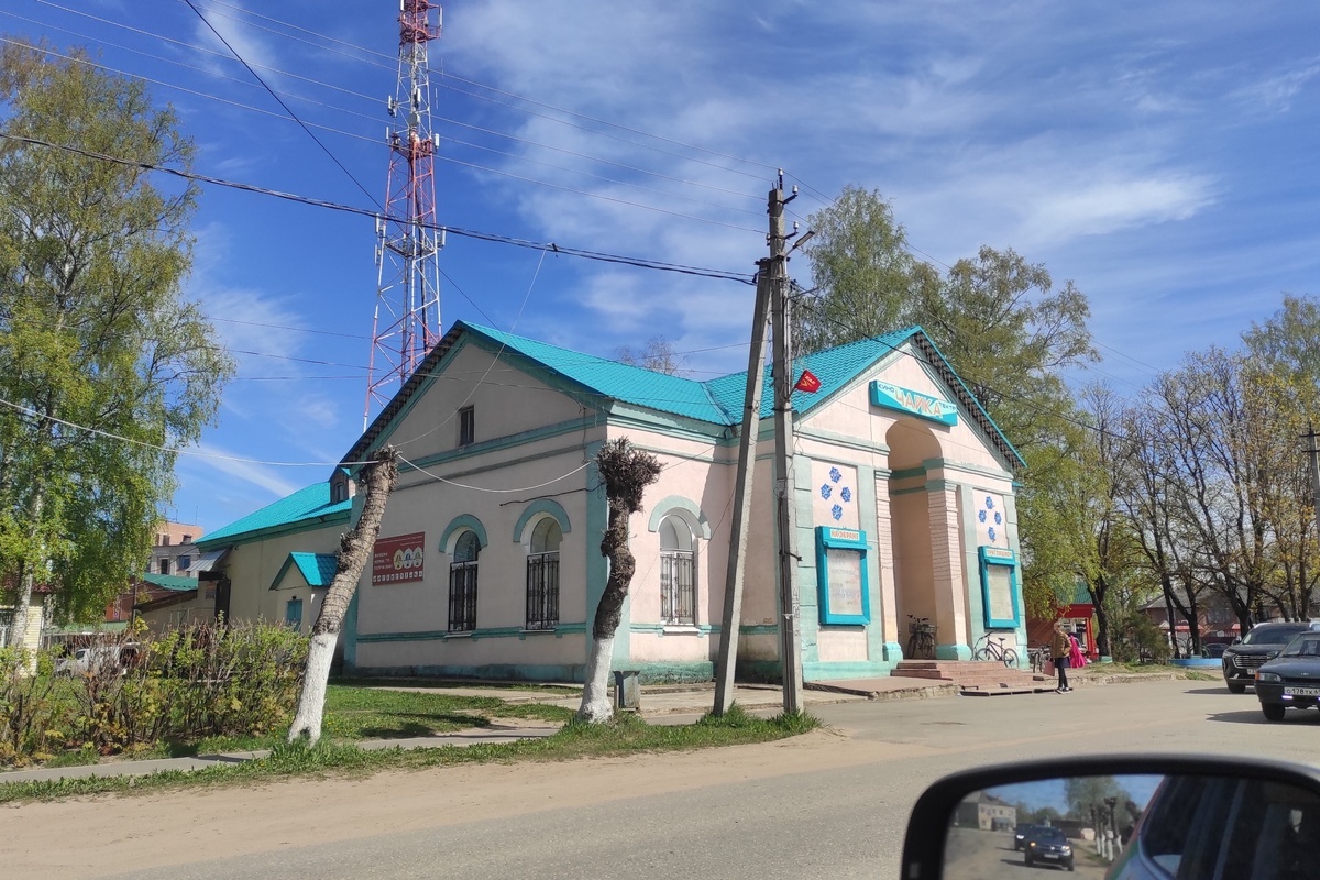 Красивое здание, но окружение испорчено. И ладно ещё столб, его поставили неосознанно, а вот деревья точно были изуродованы намеренно.