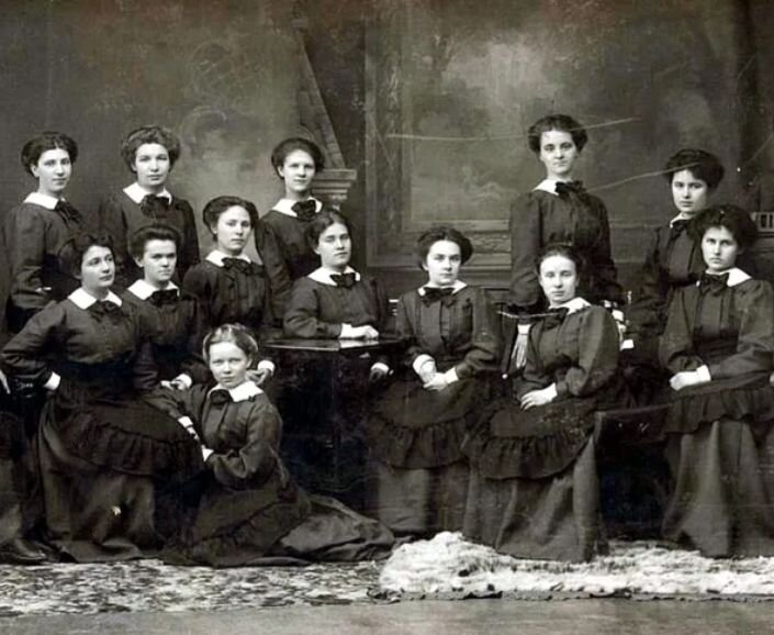 Изображение из открытых источников. Гимназистки второй половины XIX века 