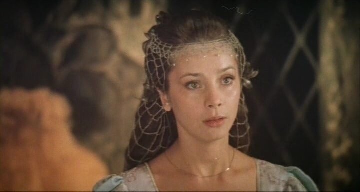 Кадр из фильма «Чёрная стрела», СССР, 1985 год. Джоанна в сеточке для волос.