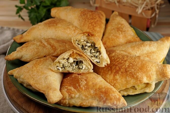 тесто слоеное, творог, сыр твёрдый, яйца, щавель, чеснок, соль, перец чёрный молотый