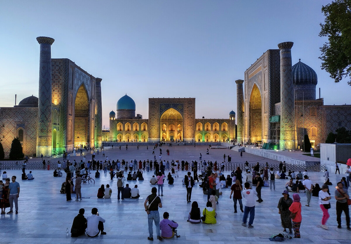 Вечерний вид на площадь Регистан, г.Самарканд, Узбекистан