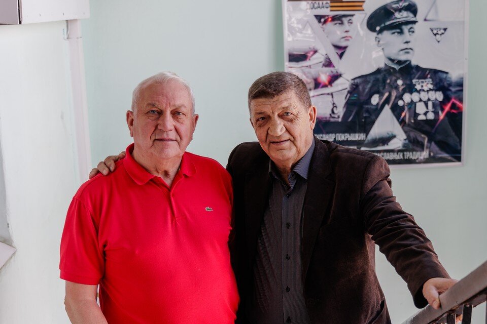    Николай Николаев (слева) и Владимир Гуманов долгие годы посвятили авиации Валерий ЗВОНАРЕВ
