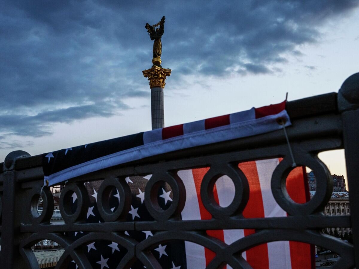    Флаг США на площади Независимости в Киеве© AP Photo / Nariman El-Mofty