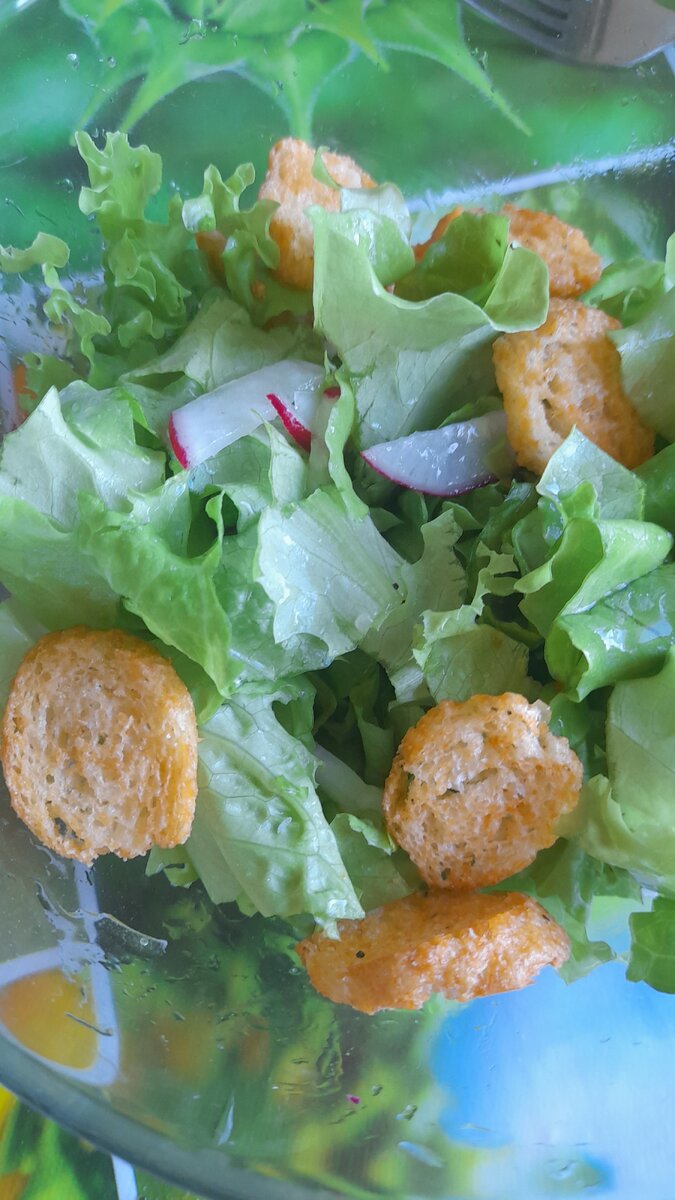 Зелёный салат с редиской и сухариками