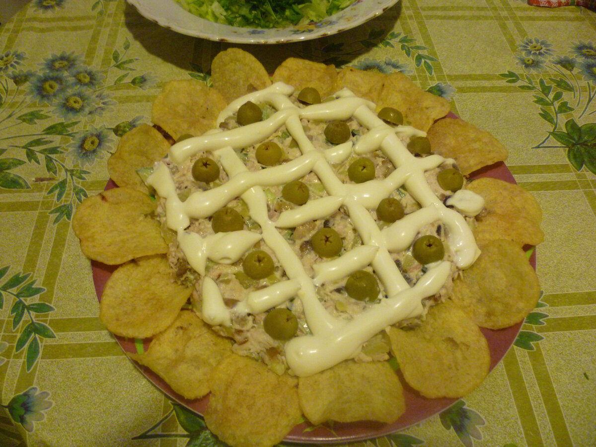 Салат с чипсами, но недетский!