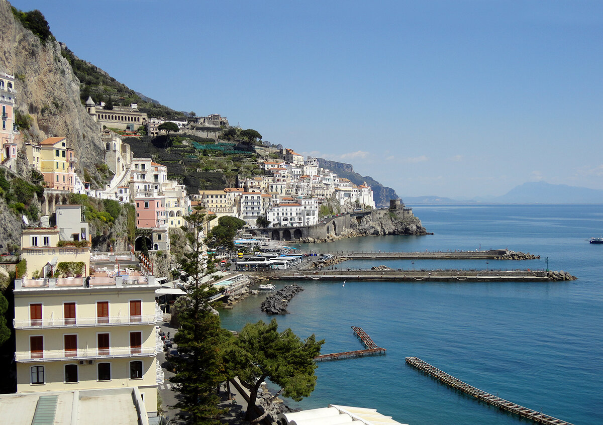 Вид на Амальфи - наш единственный удавшийся кадр с дороги. Италия.