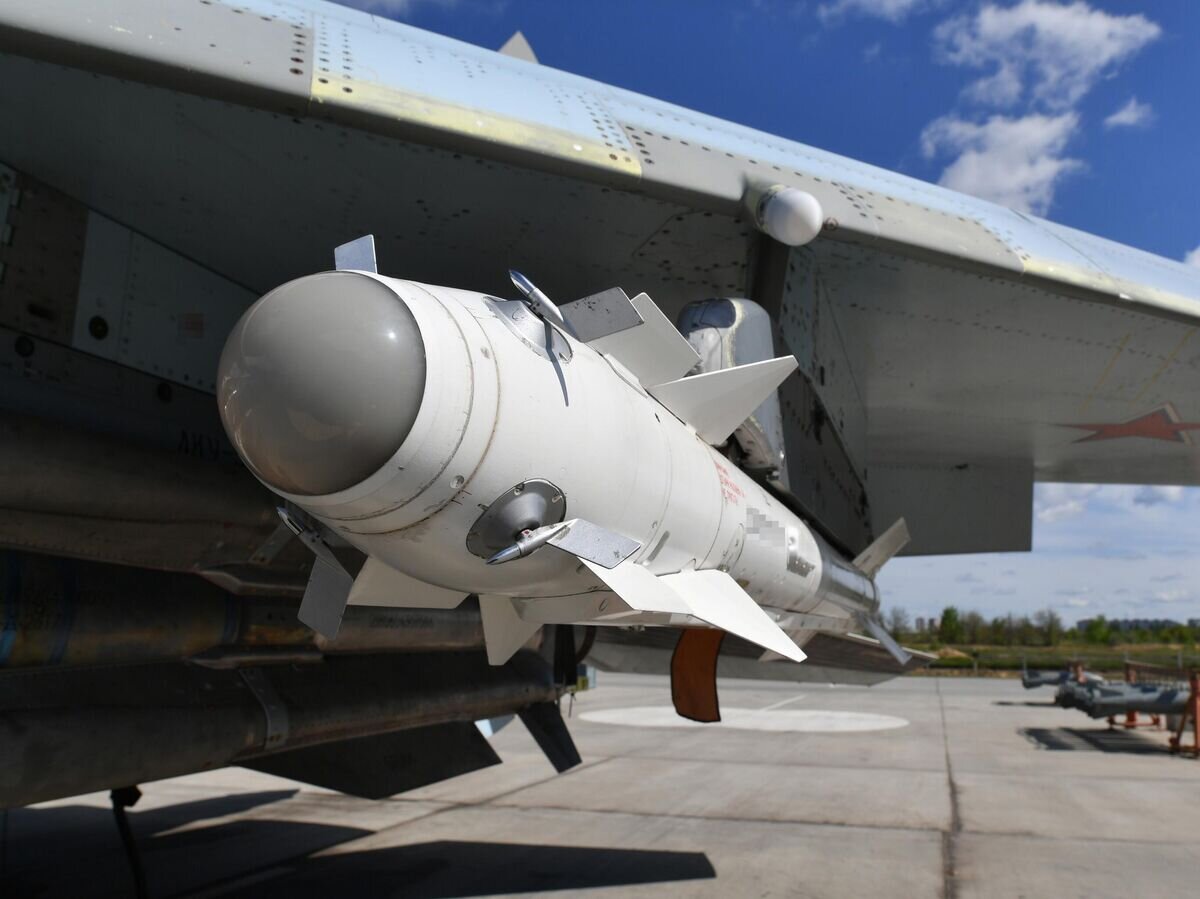    Авиационная ракета класса "воздух-воздух" Р-73 на узле подвески вооружения истребителя ВКС России, задействованного в специальной военной операции на Харьковском направлении.© РИА Новости