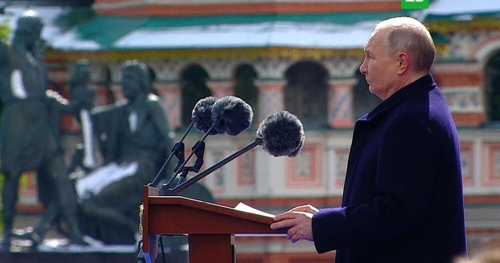 Владимир Путин во время своего выступления на Красной площади перед Парадом победы. 9 мая 2024.