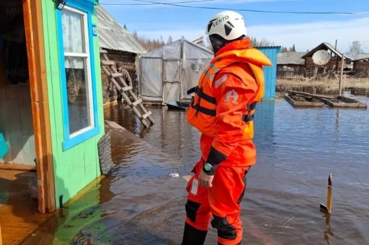    Вертолёт вылетел на помощь жителям подтопленного села в Иркутской области