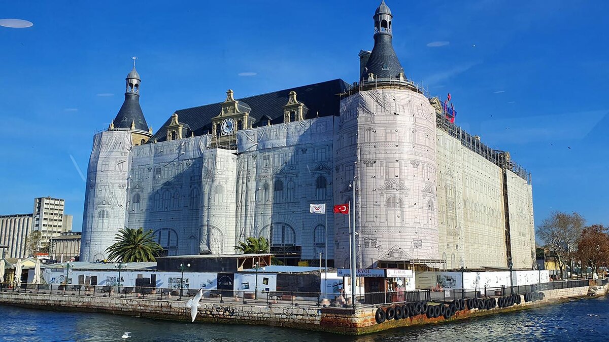 Вокзал Хайдарпаша на реконструкции. By Antoloji - Own work, CC BY-SA 4.0, https://commons.wikimedia.org/w/index.php?curid=86138498