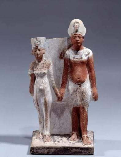  Эта небольшая расписная статуэтка изображает царя Эхнатона и его великую жену Нефертити.Парочка идет держась за руки, что является весьма необычным для произведения искусства Нового Царства.