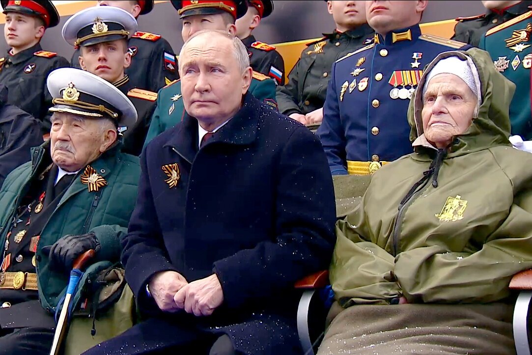  Рядом с Путиным на Параде Победы сидели ветераны, из которых до сих пор можно делать гвозди, которые не гнутся и не ржавеют.-2