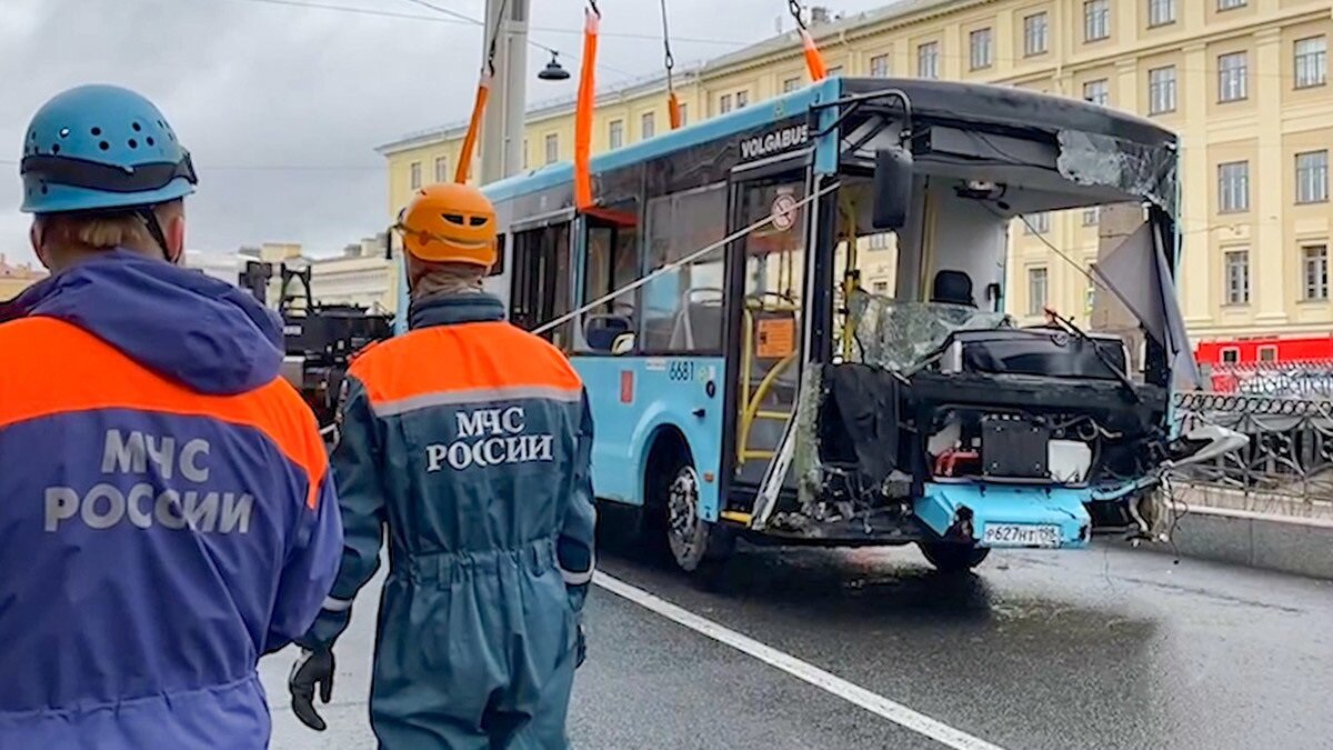 Держались за руки». Новые неожиданные истории пассажиров автобуса в  Петербурге | Беседа Онлайн | Дзен