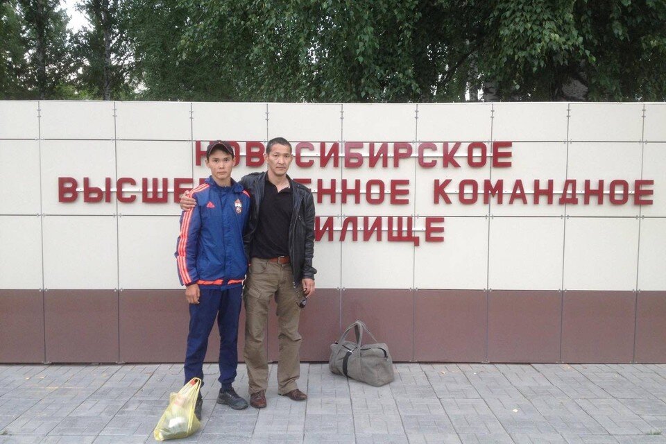    Балдан закончил Новосибирское высшее военное командное училище. На фото будущий герой с отцом. Фото: личный архив Баира Цыдыпова.