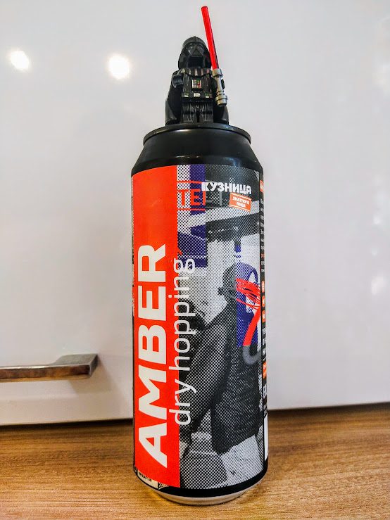 На этикетке парень в куртке с капюшоном с замазанными глазами. Ничего не понятно)))