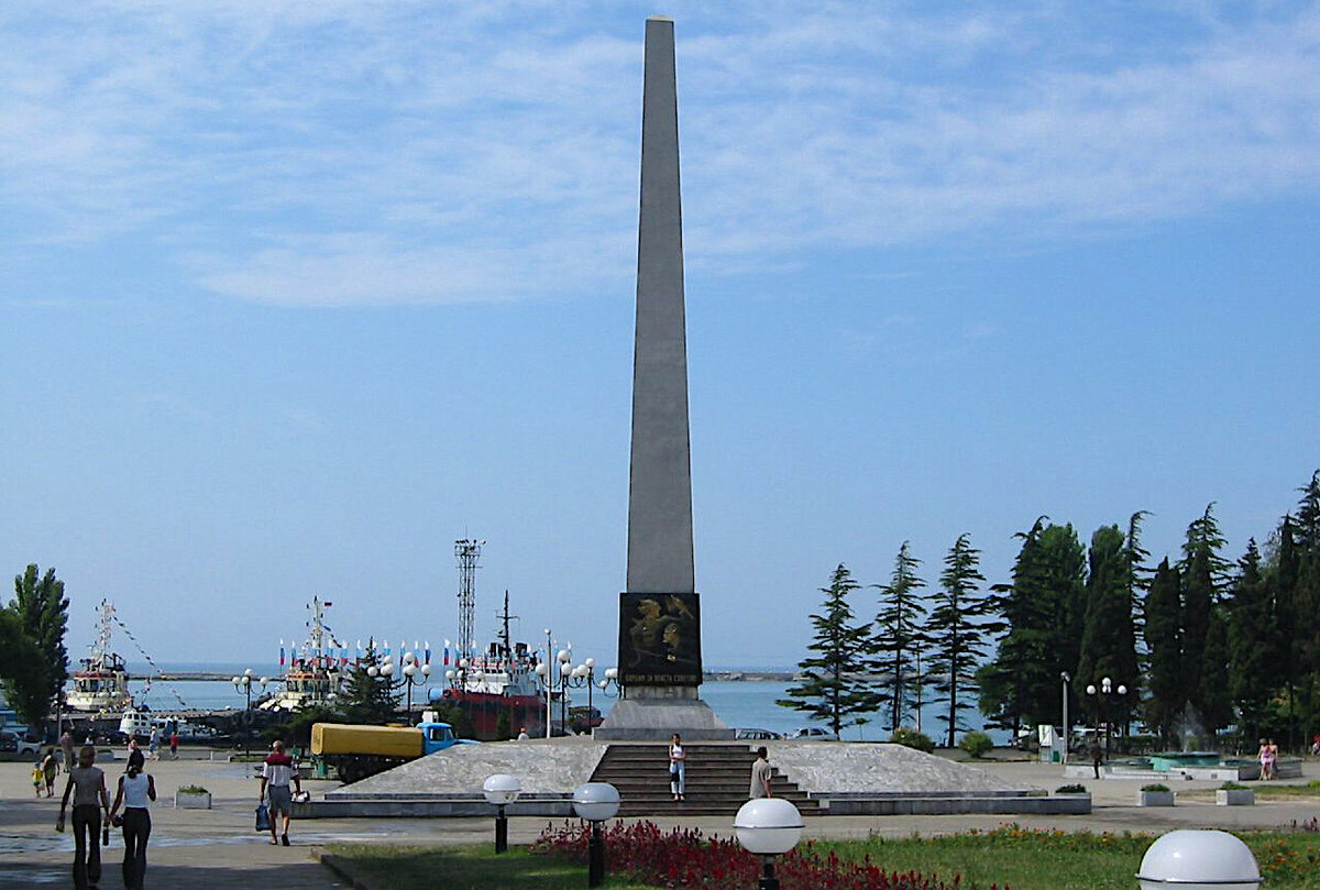 Обелиск «Борцам за власть Советов» на площади Октябрьской революции, выходящей к Морскому бульвару. © Vyacheslav Argenberg/CC BY 2.0