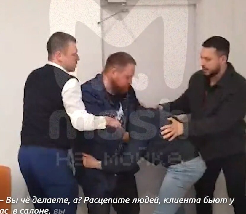 Здоровенный кабан-мастер сидит бумажки перебирает. А если эти бумажки у него затребовать, то лезет в драку.