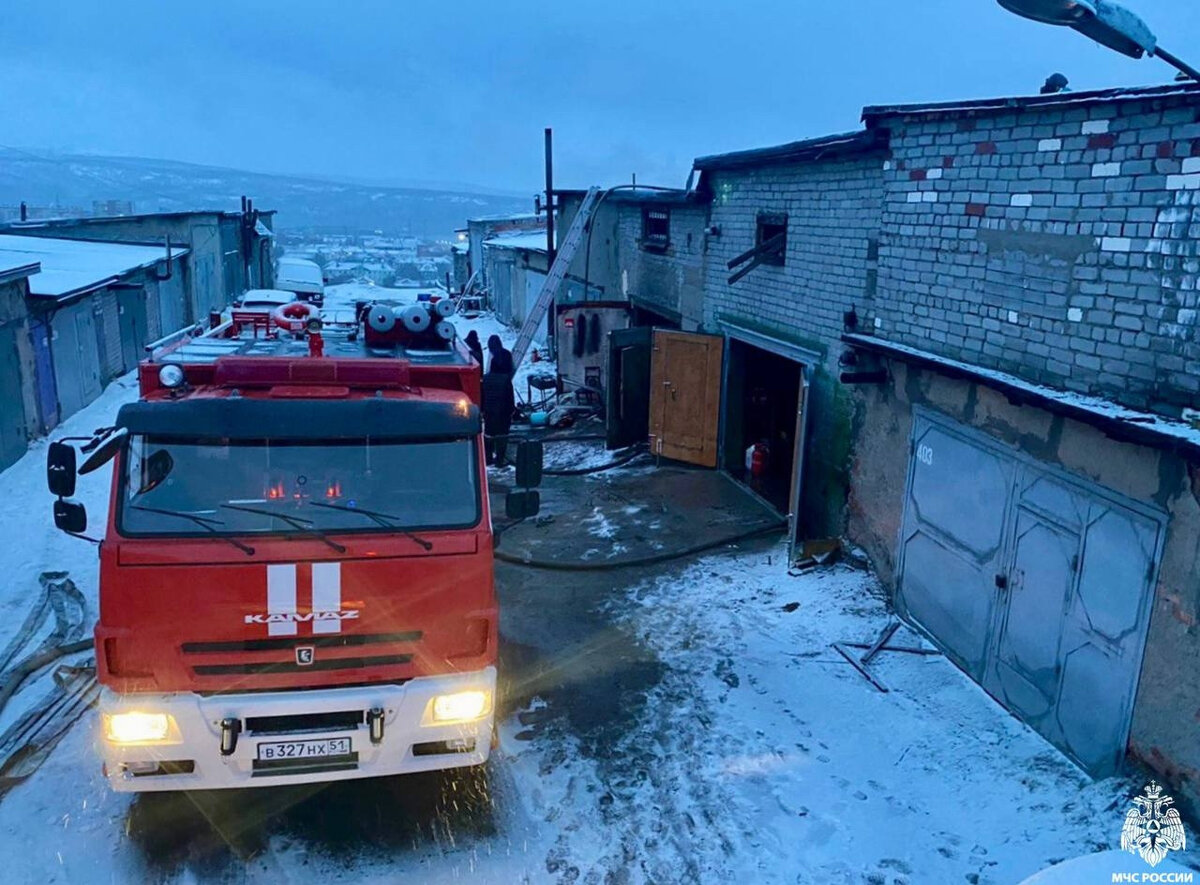 Пожар в гаражном кооперативе в Мурманске тушили 16 человек | Хибины | Дзен