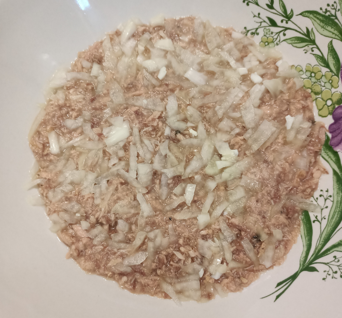 Тунец для салата и лук сверху