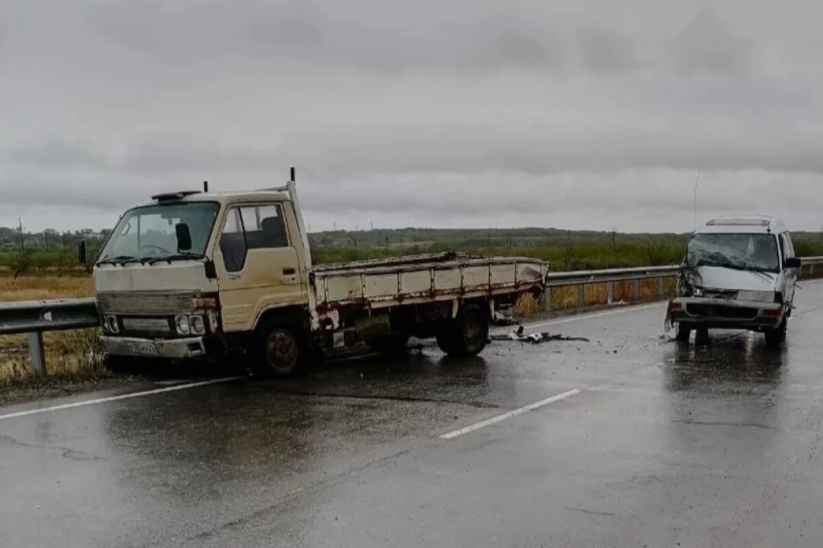    Под Хабаровском микроавтобус врезался в стоящий грузовик, двое с переломами