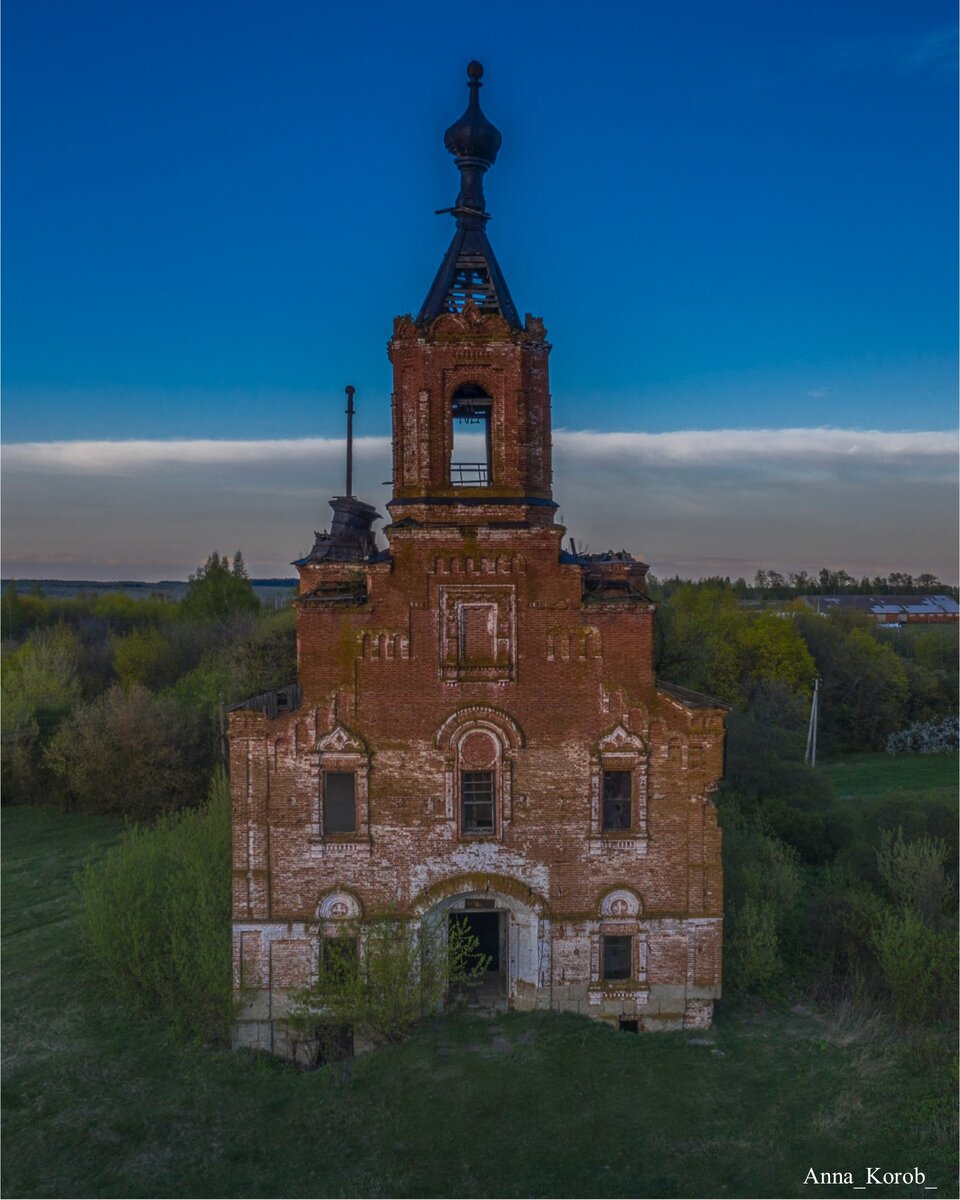 Каменная двухэтажная Казанская церковь была возведена в 1852 г. на средства помещика Чубарова.