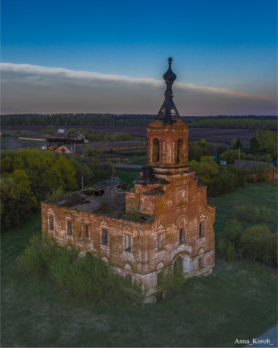 Каменная двухэтажная Казанская церковь была возведена в 1852 г. на средства помещика Чубарова.-2