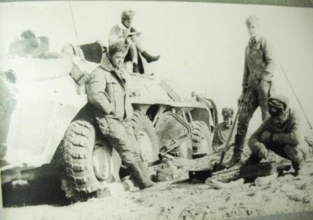 Андхойская операция в Афганистане 1983 год. Варка макарон в цинке из под патронов. Фото из альбома Евгения Верхоглядова, 2-ПЗ ММГ-1 Термезского отряда