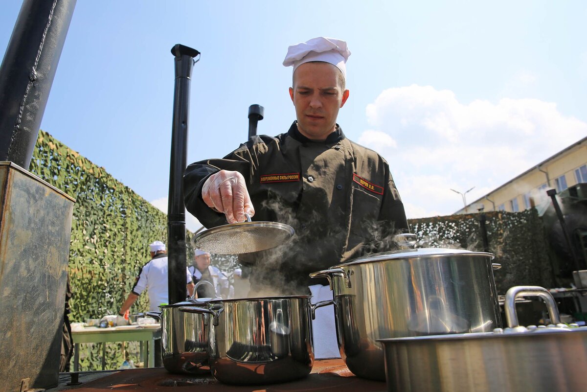 Ходит в белом колпаке, с поварёшкою в руке