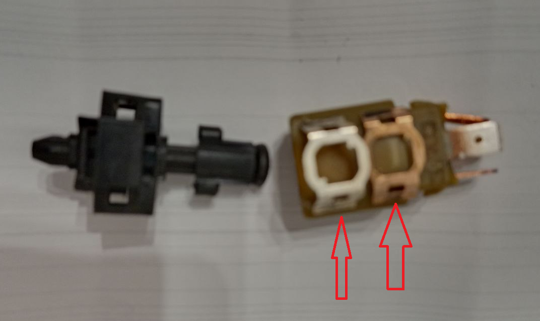 Места поражения контактов датчика нагаром.