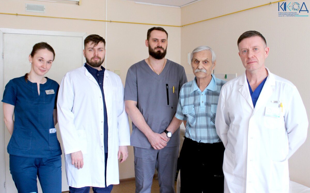 Михаил Петрович с врачами отделения онкоурологии Кузбасского онкодиспансера