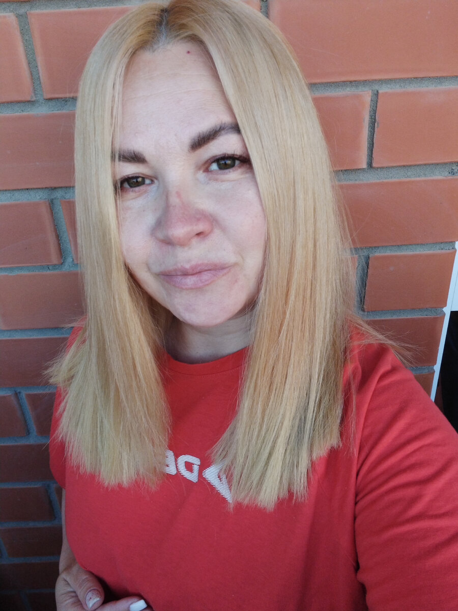 На переносице отпечаток от очков) 