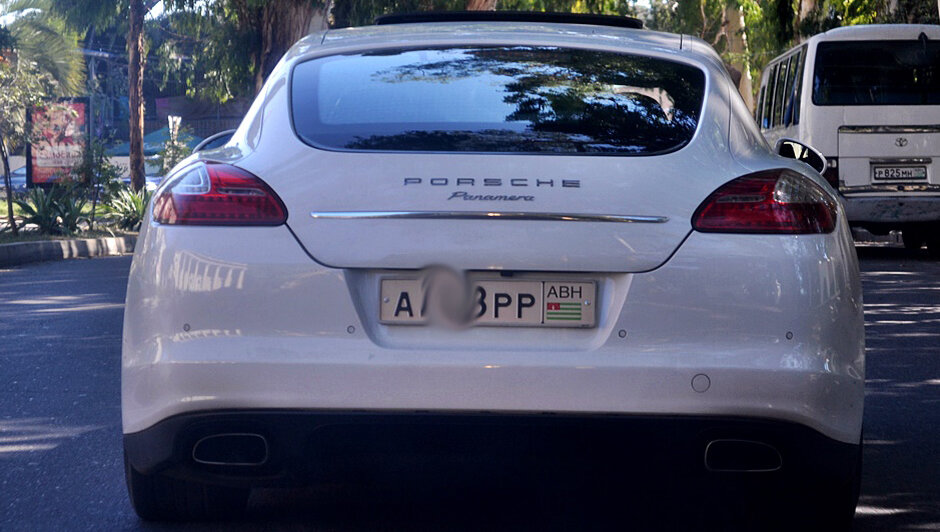 Абхазские автомобили весьма опасны для душевного спокойствия. Но понимают это не все...