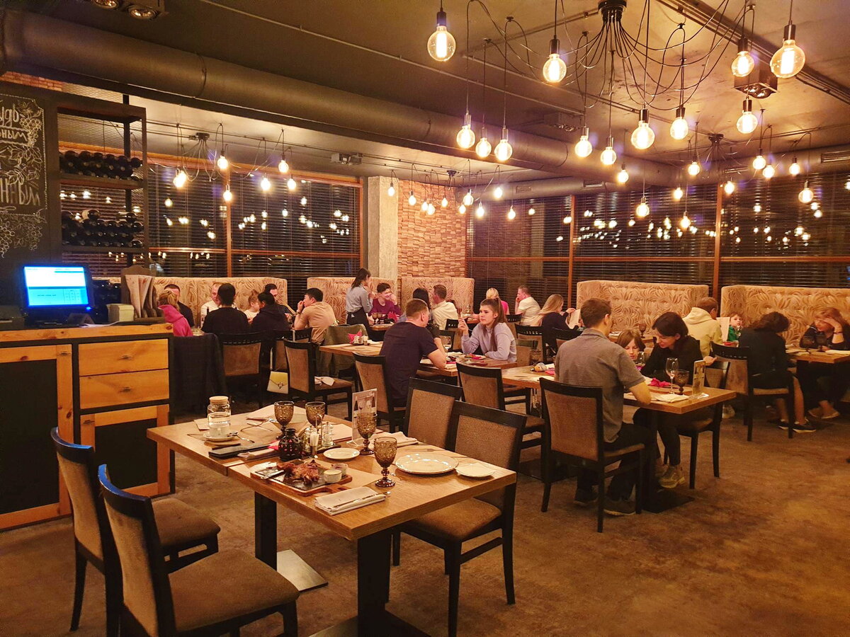 Общий вид зала Гриль-бара "Артурс"