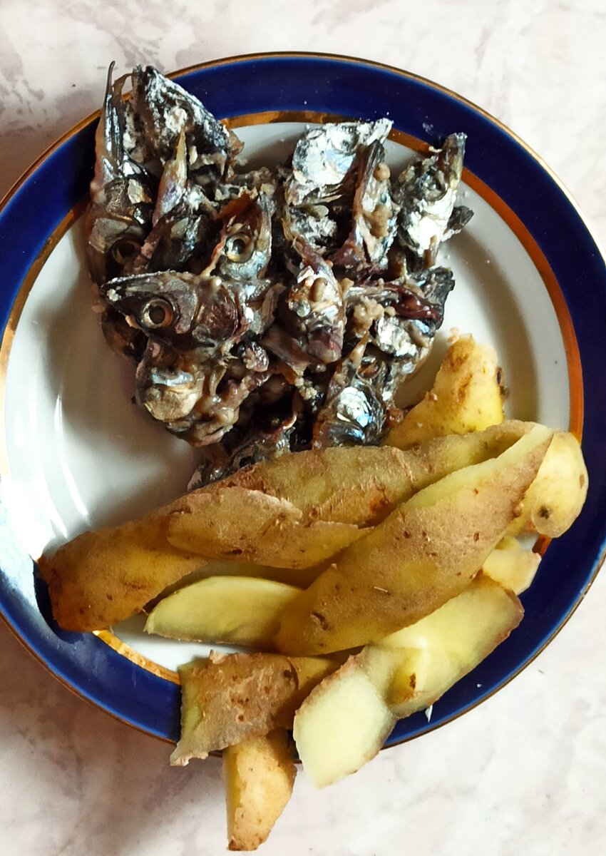 Головы мойвы и картофельные очистки