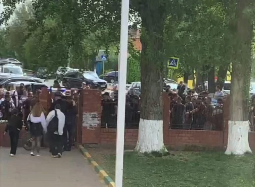     Сбор представителей "Русской общины" во дворе школы №4 Батайска